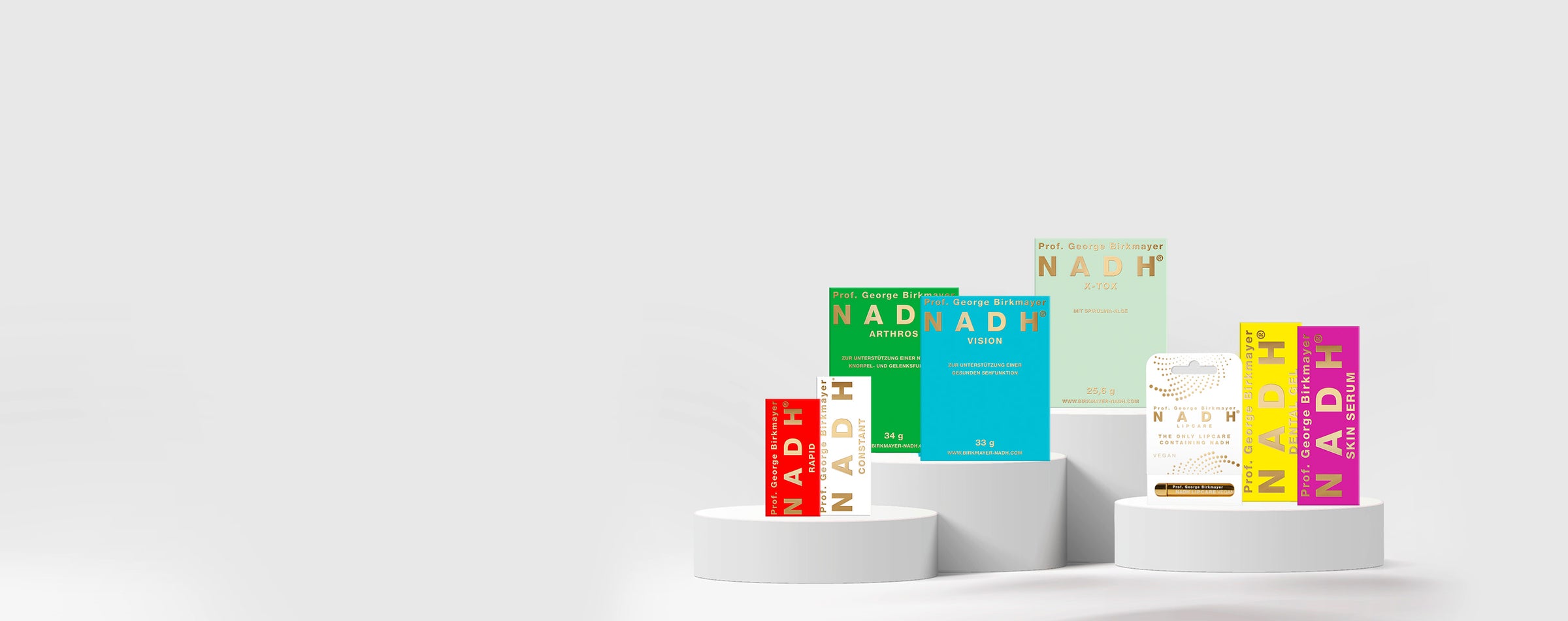 Varios productos NADH en pedestales blancos