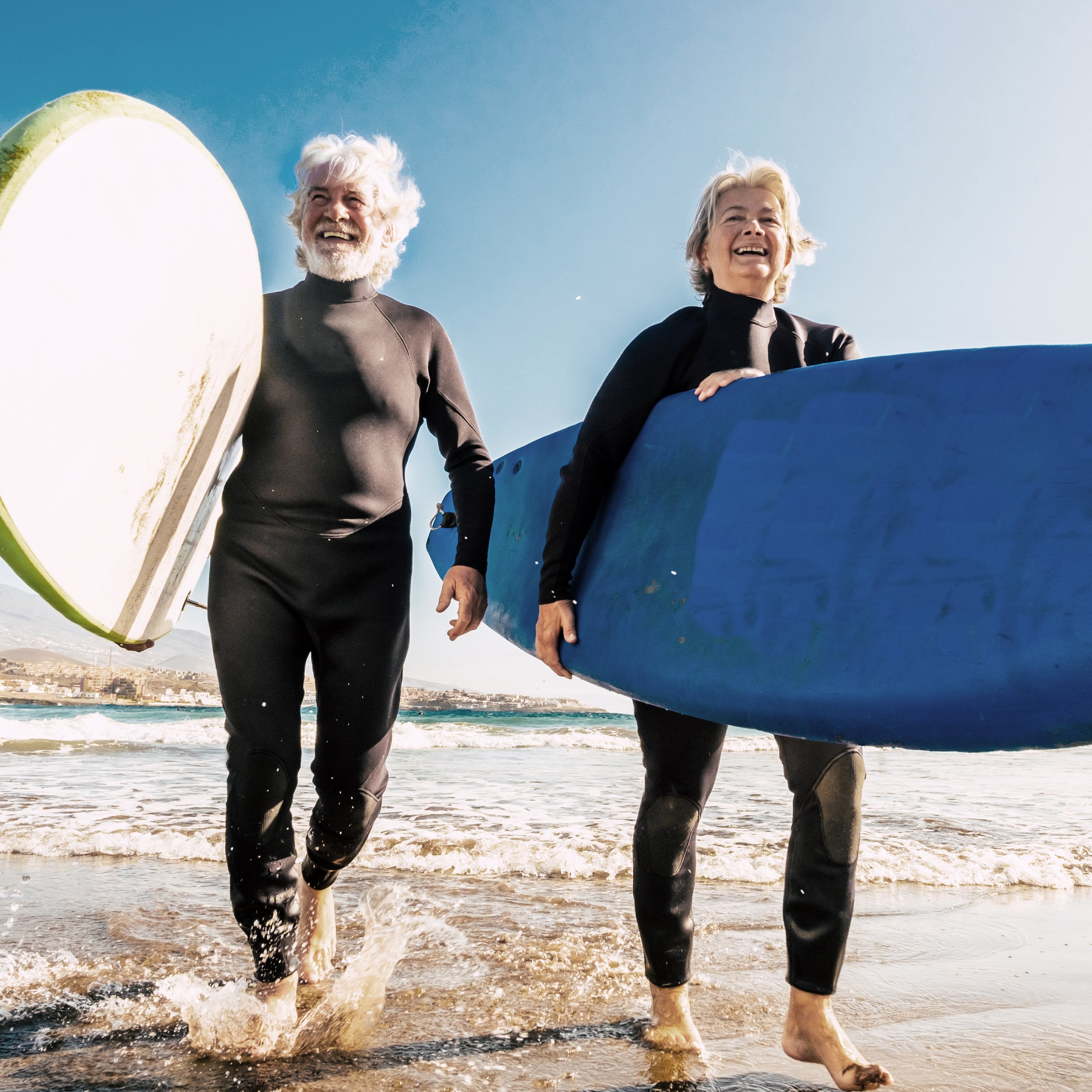 Dos ancianos con tablas de surf junto al mar